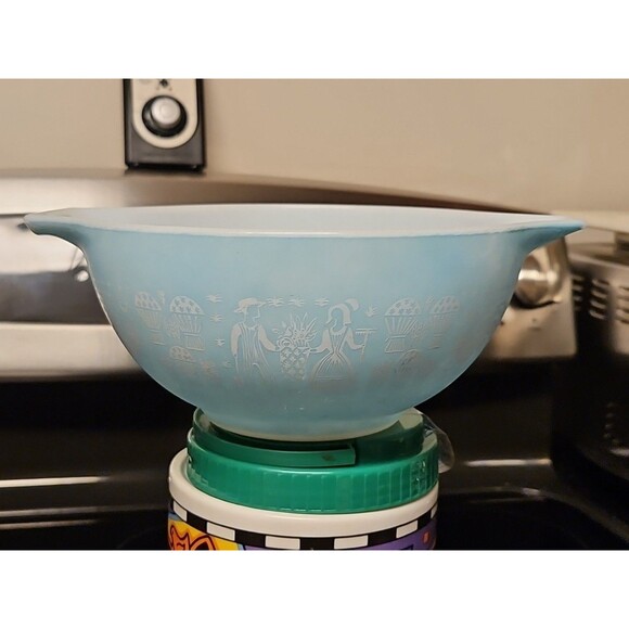 Pyrex Amish Butterprint White on Turquoise 1 1/2 qt Cinderella Mixing Bowl #442 - Picture 3 of 14